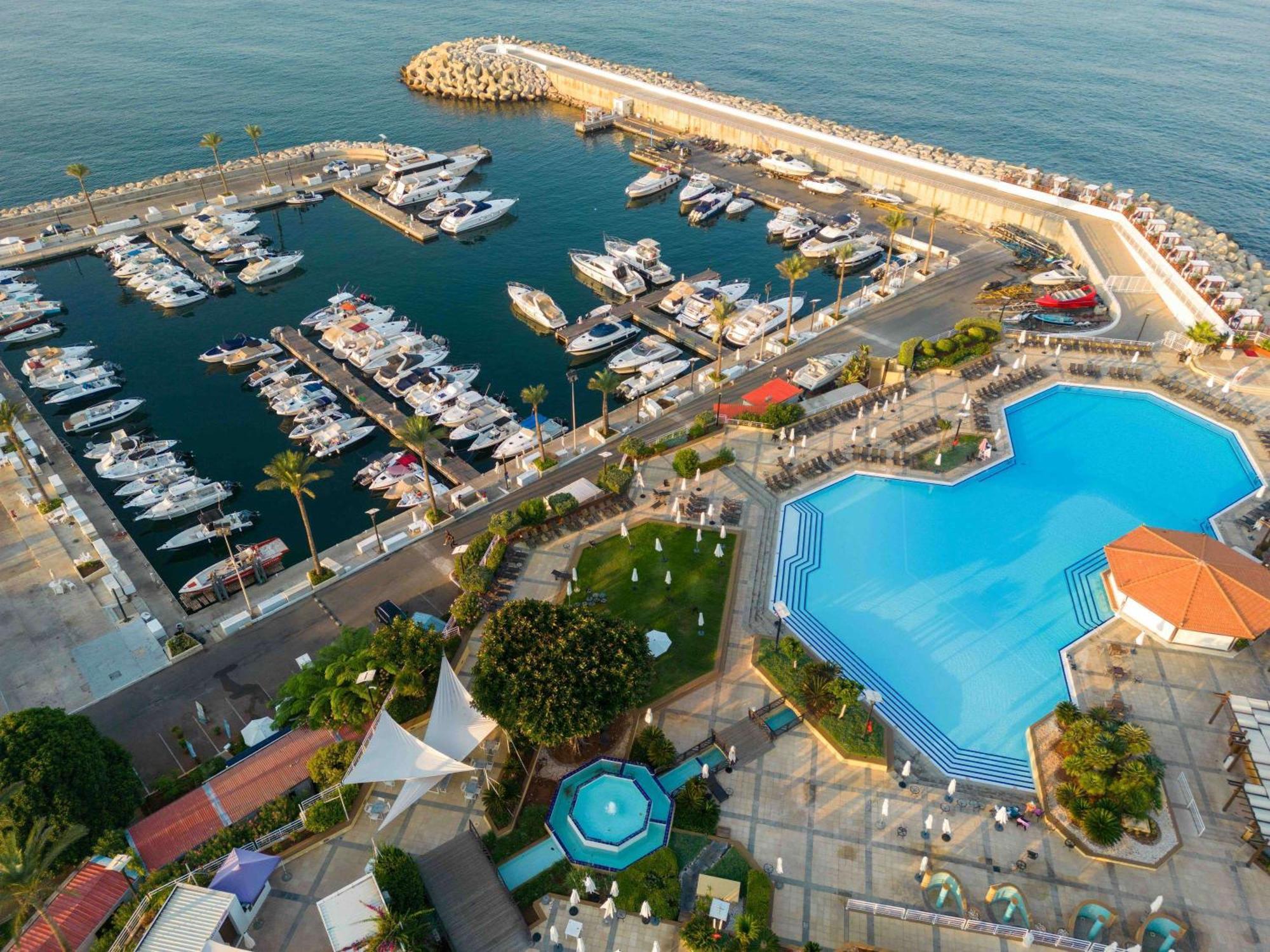 Moevenpick Hotel Beirut Esterno foto