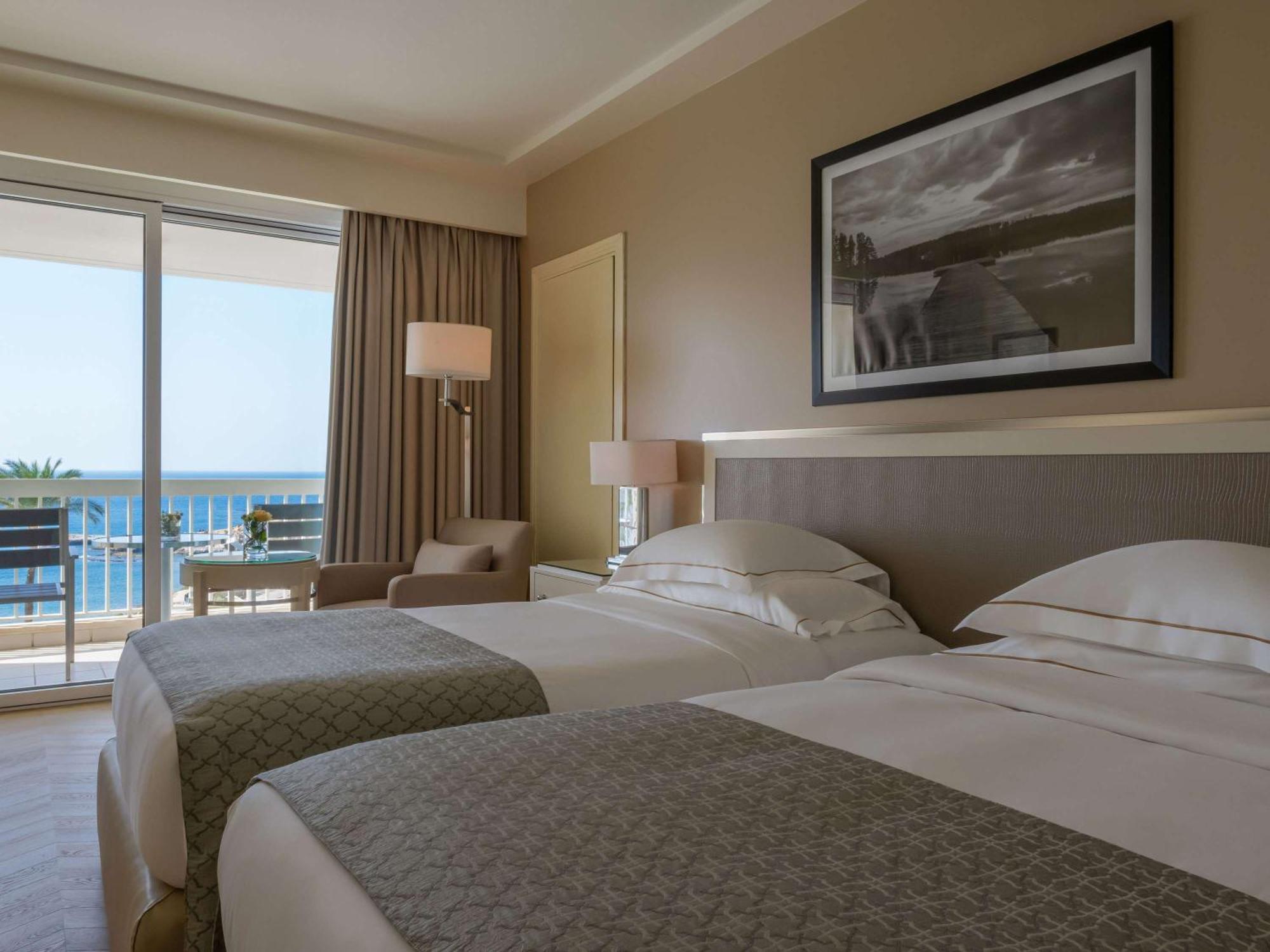 Moevenpick Hotel Beirut Esterno foto