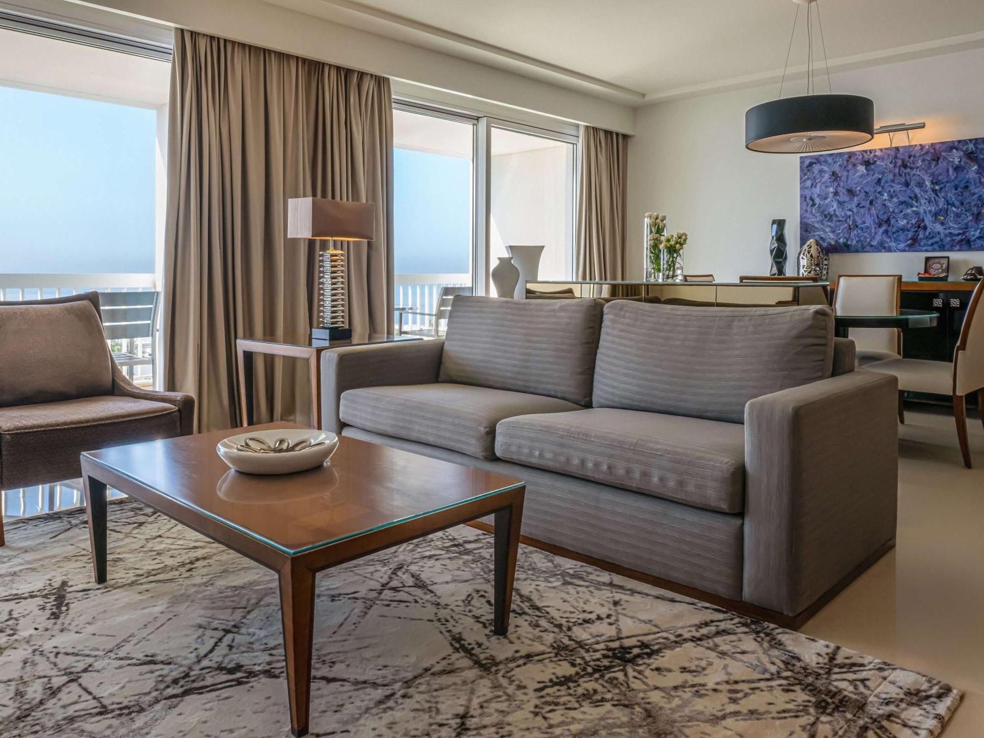 Moevenpick Hotel Beirut Esterno foto