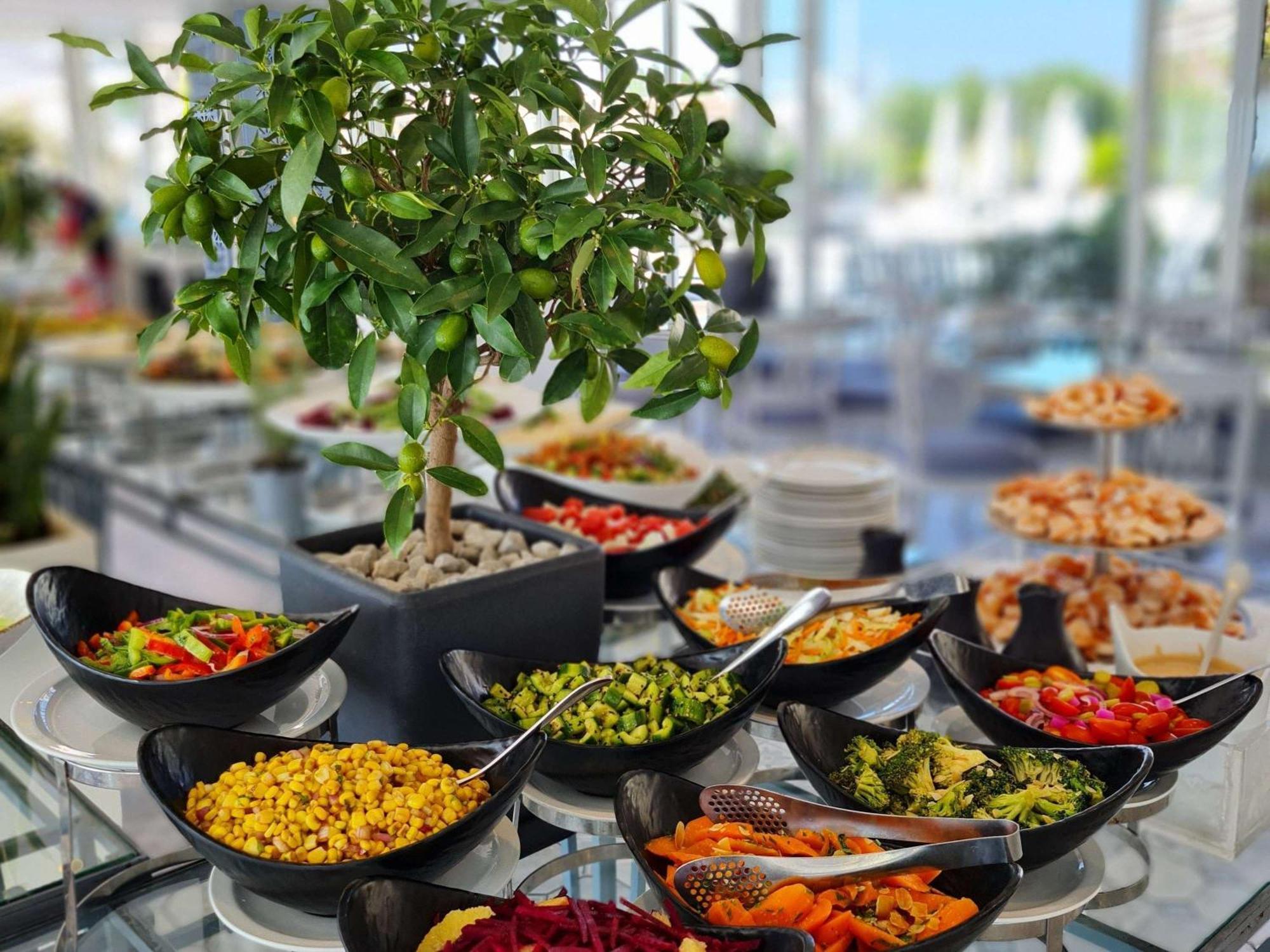 Moevenpick Hotel Beirut Esterno foto