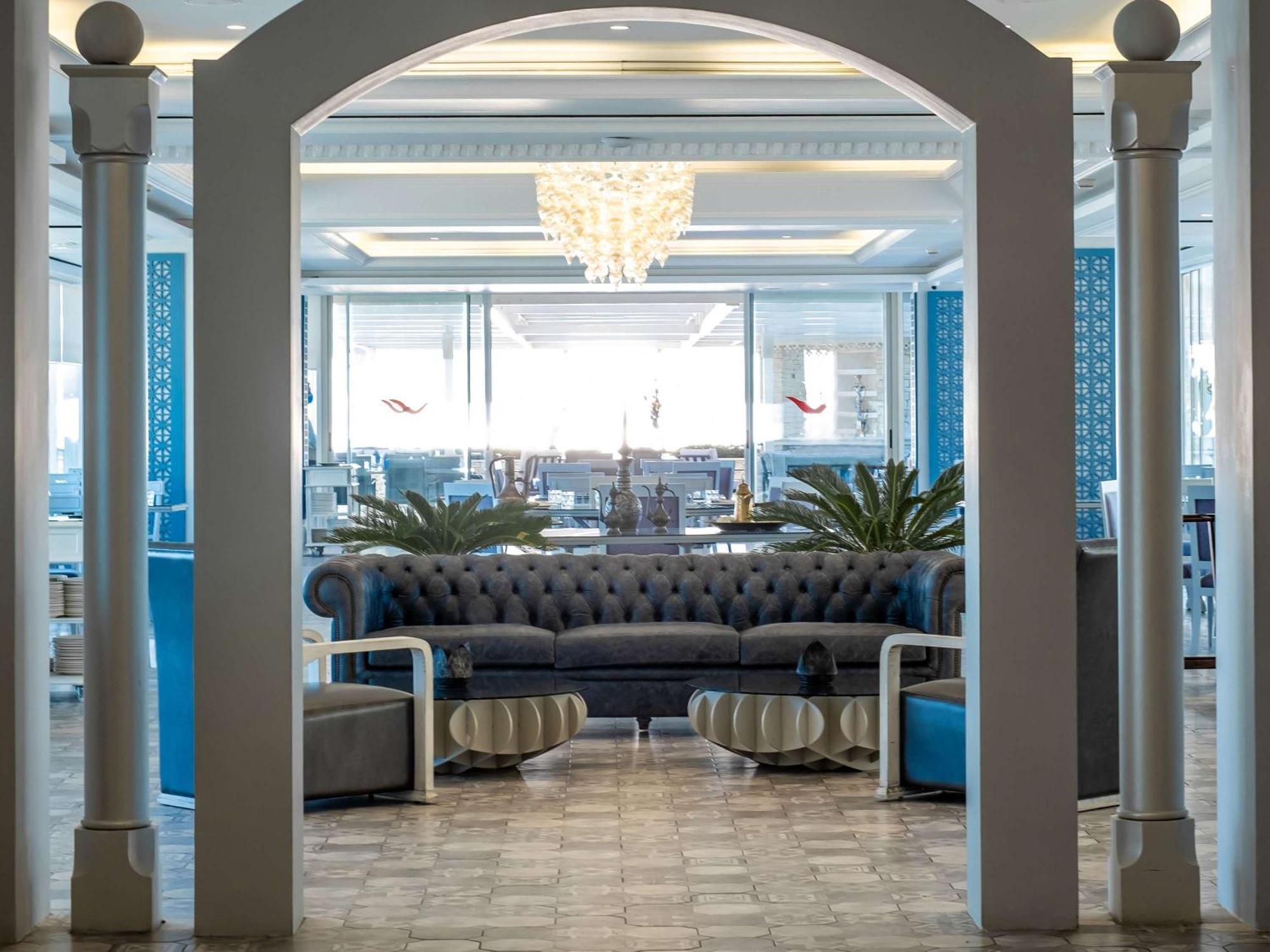 Moevenpick Hotel Beirut Esterno foto