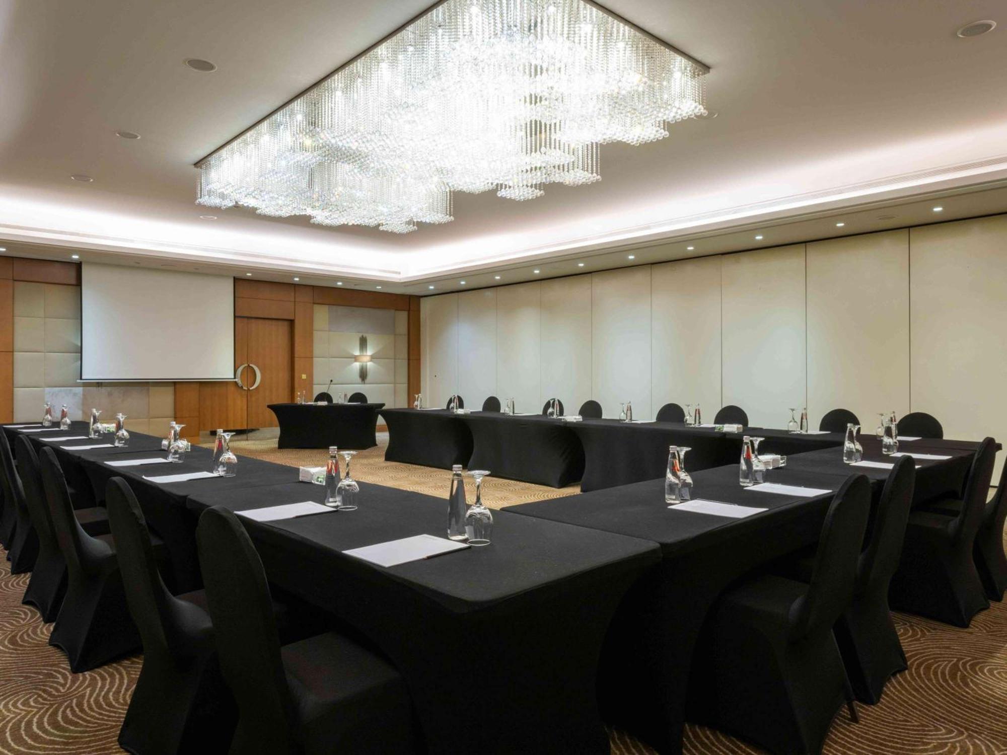 Moevenpick Hotel Beirut Esterno foto