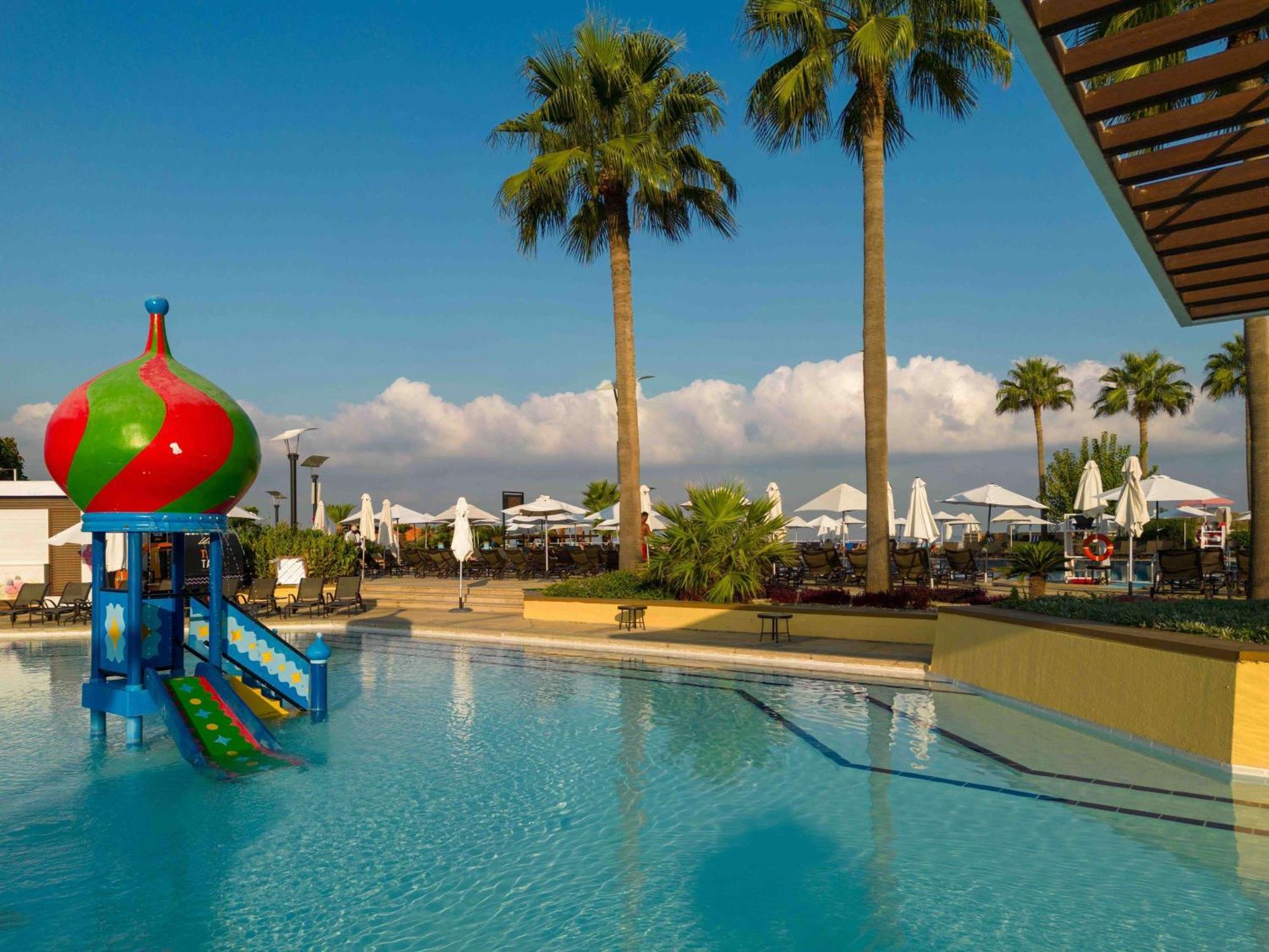 Moevenpick Hotel Beirut Esterno foto
