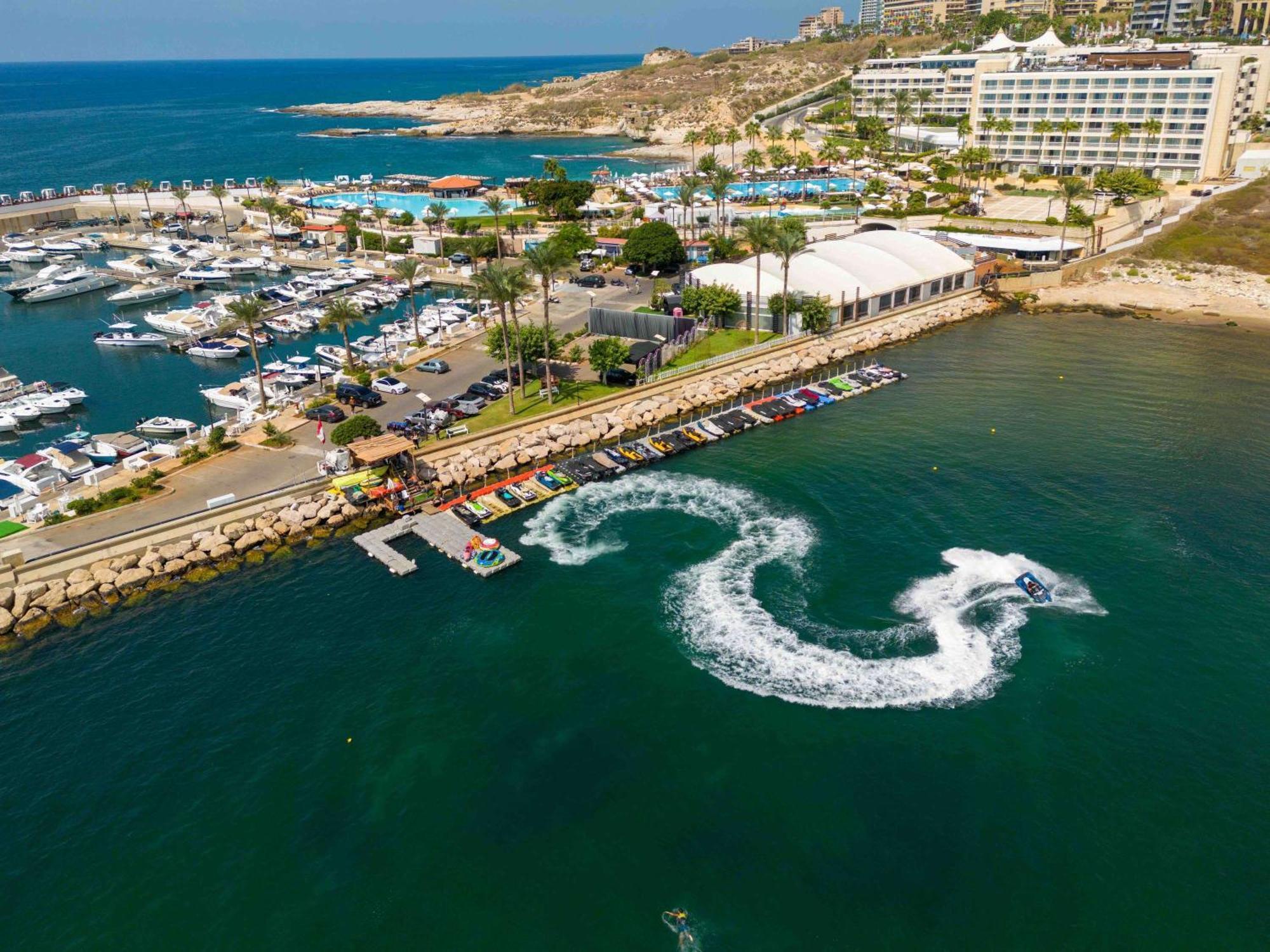 Moevenpick Hotel Beirut Esterno foto